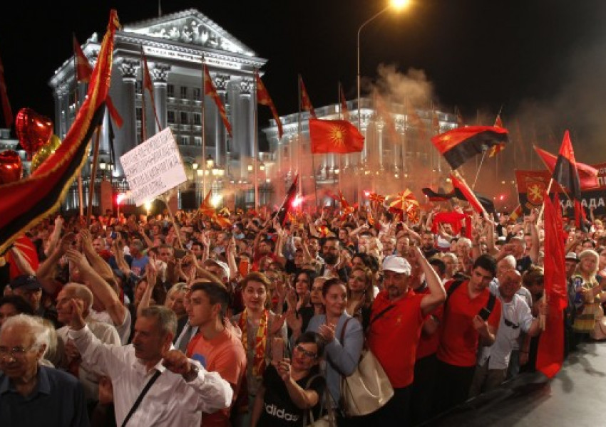 Хиляди на протест в Скопие, искат предсрочни избори