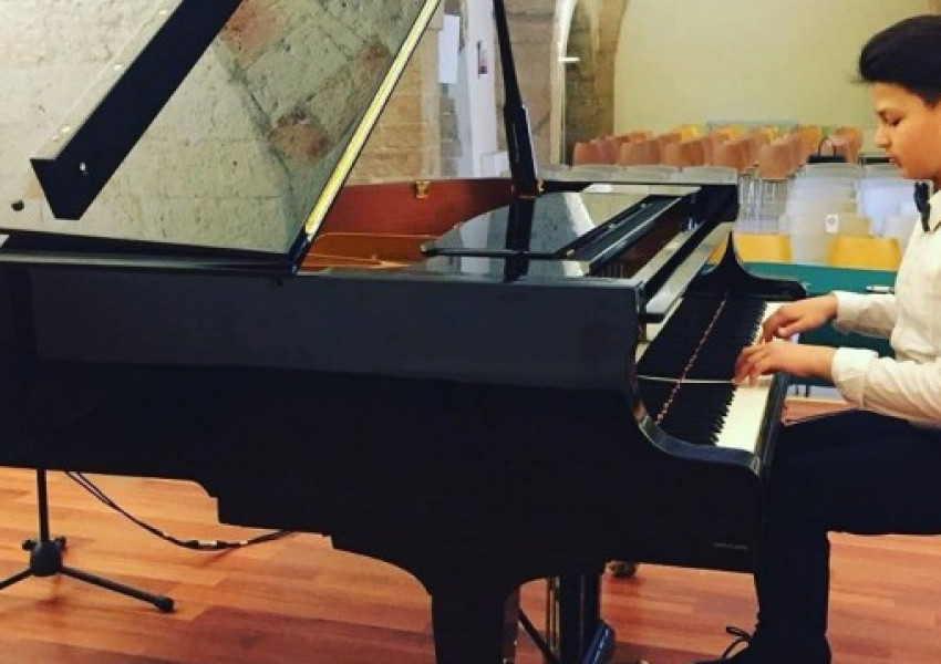 11-годишно българче смая Италия, Сицилия му събра пари за роял  