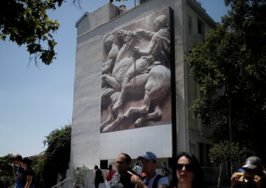 Две българки на съд в Атина за вандализъм 