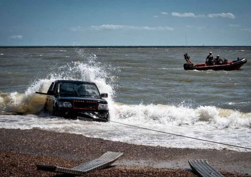 Как се вади Range Rover от морето (СНИМКИ+ВИДЕО)