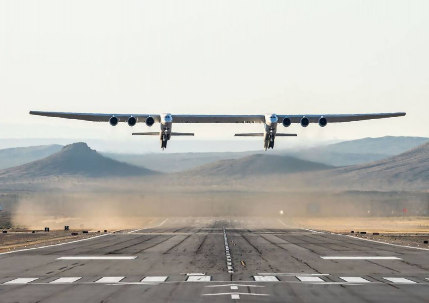 Най-големият самолет в света полетя за първи път (СНИМКИ)