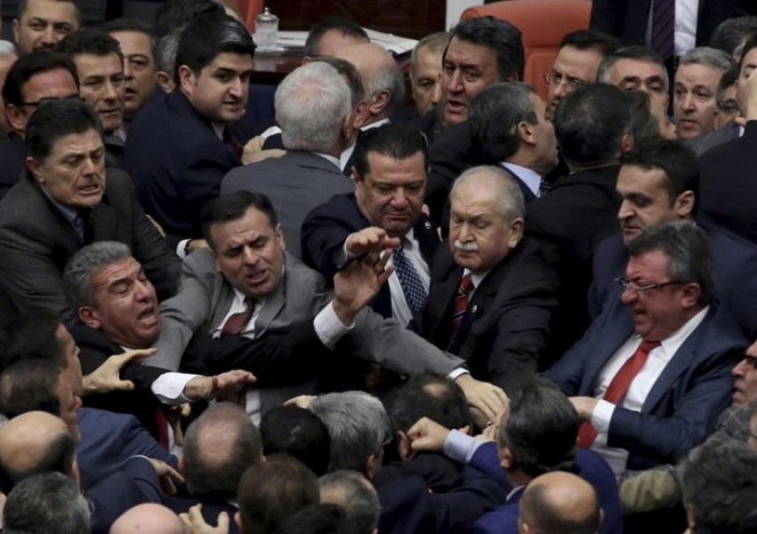 Масов бой в турския парламент (СНИМКИ+ВИДЕО)