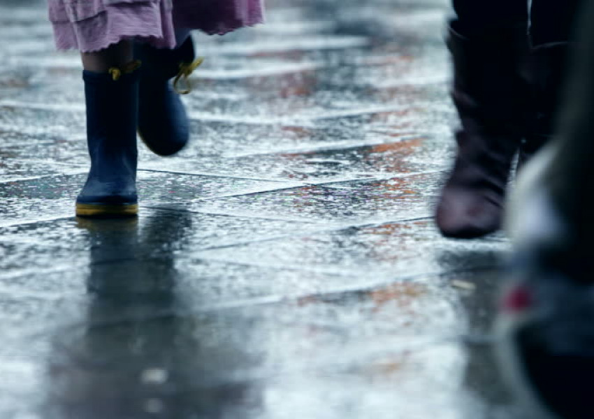 Съвети за дъждовно време: Какво да направим, ако ботушите ни пропускат
