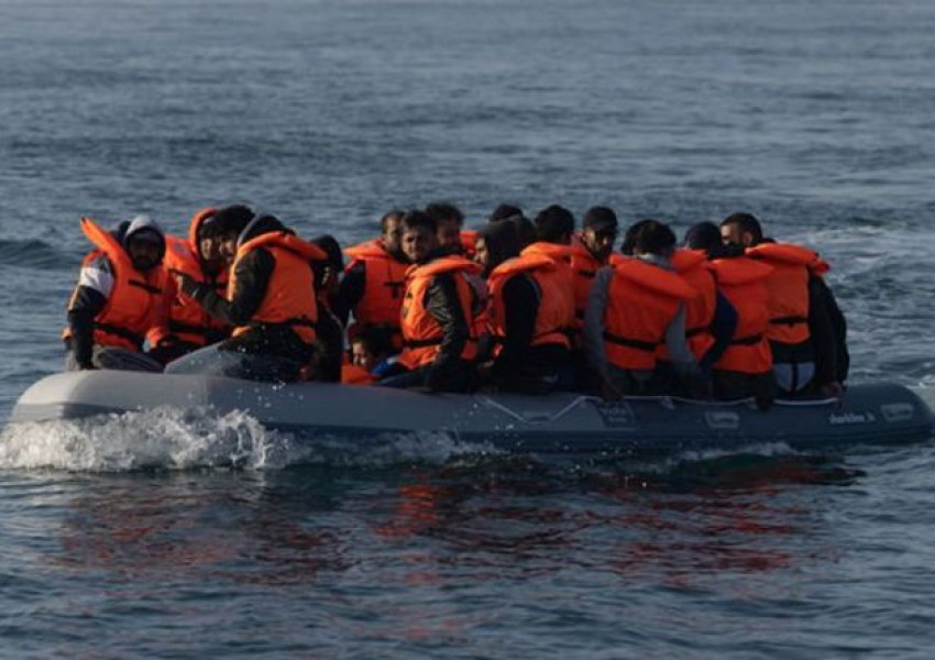 Лондон: Над 300 бежанци с лодки са преминали Ламанша през уикенда