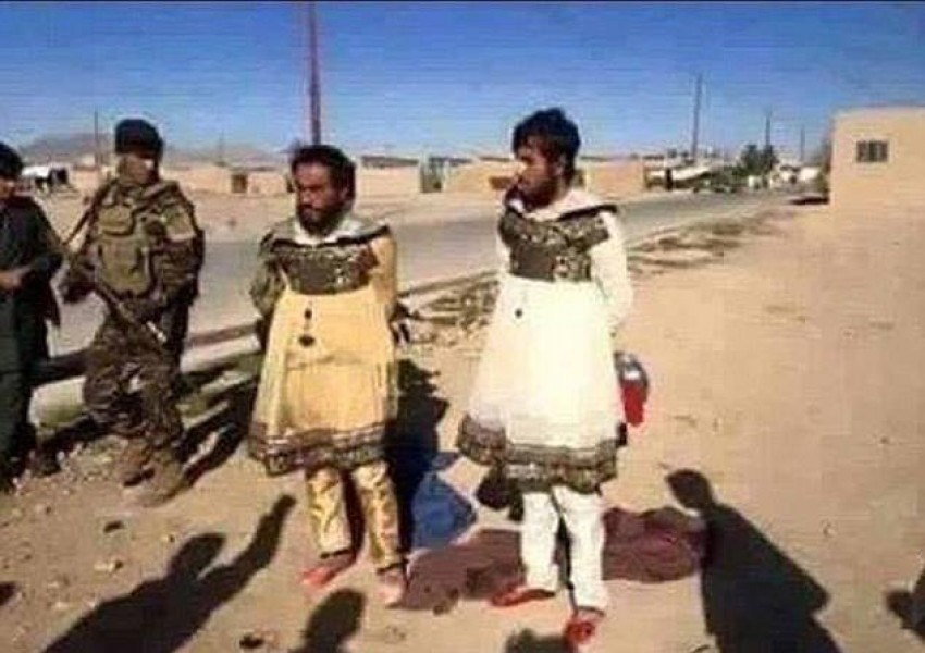 Страхливи джихадисти бягат от войната в Мосул, облечени в женски рокли
