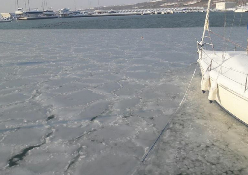 Морето край Бургас замръзна (СНИМКИ)