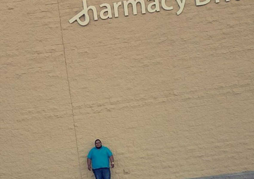 Мъж стоя 2 дни под наклонена буква от надпис на магазин, за да падне на него и да ги осъди