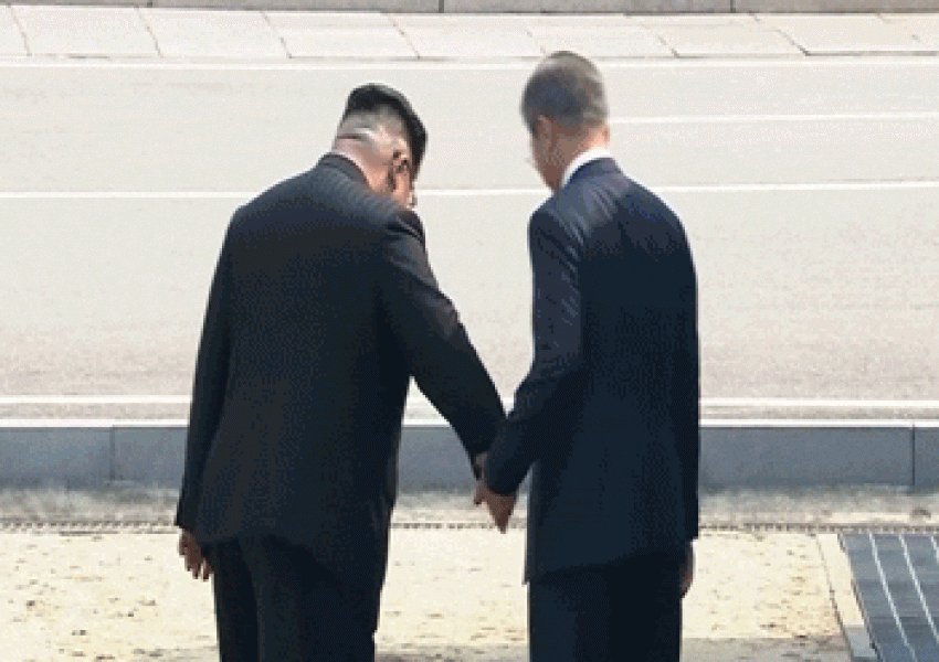 Лидерите на Северна и Южна Корея в историческа среща „символ на мира“