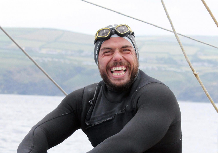 Мъж преплува 1780 мили около Великобритания 