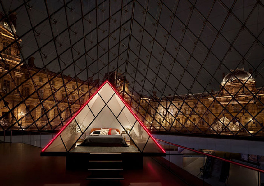 Вече може да спите в стъклената пирамида на Лувъра (ВИДЕО)