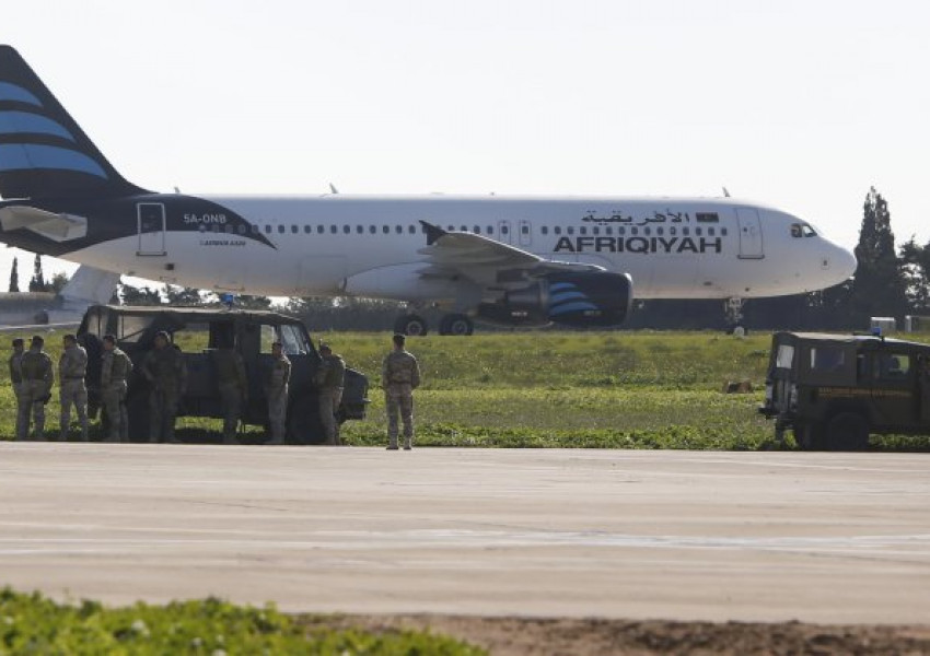 Отвлякоха либийски самолет с 118 души на борда (СНИМКИ)