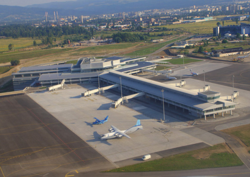 Италиански военен самолет кацна извънредно на летище София