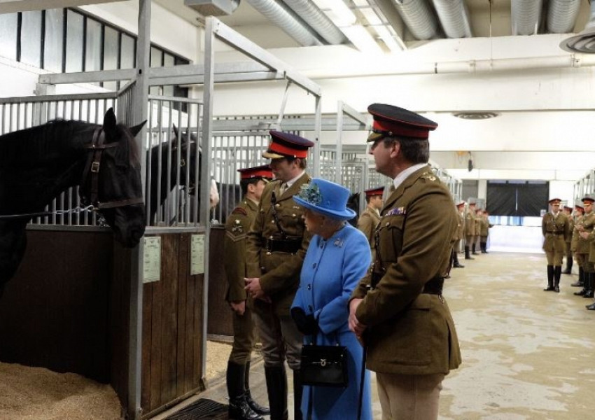 Колко печели английската кралица от конни надбягвания
