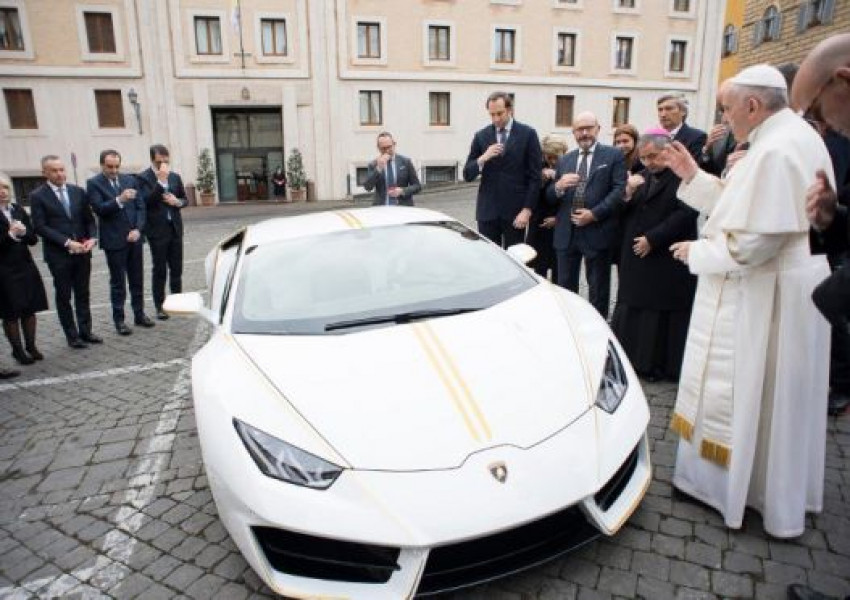 "Ламборгини" подари кола уникат на папата