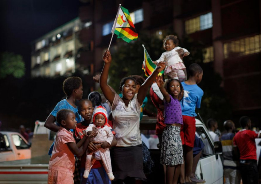 Празненства в Зимбабве след края на диктатурата 