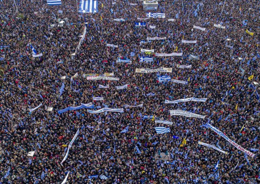 Над 50 хил. на протест в Солун за името на Македония