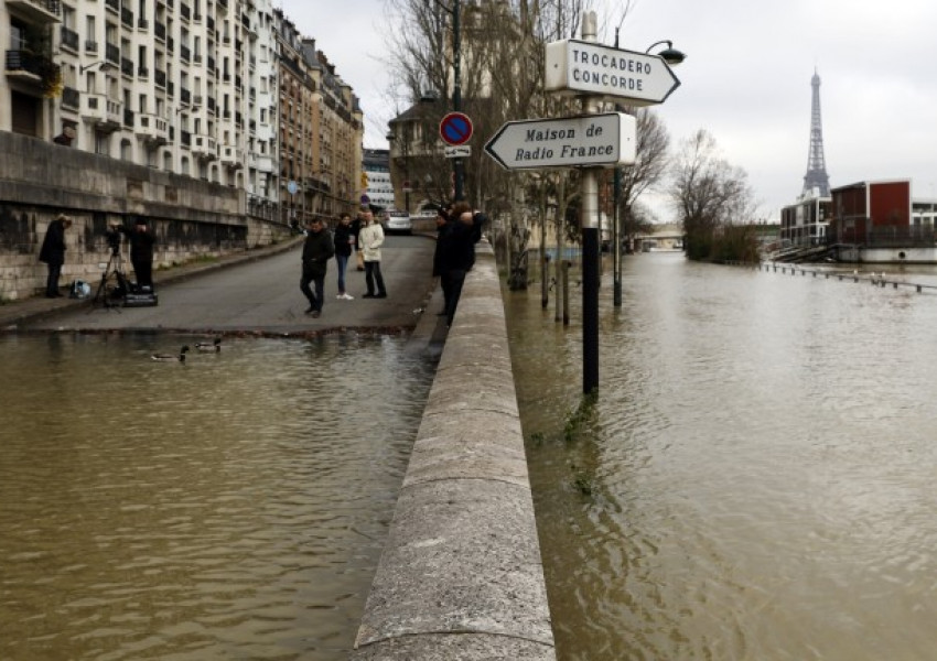 Застрашителното ниво на река Сена евакуира 1 500 души в Париж