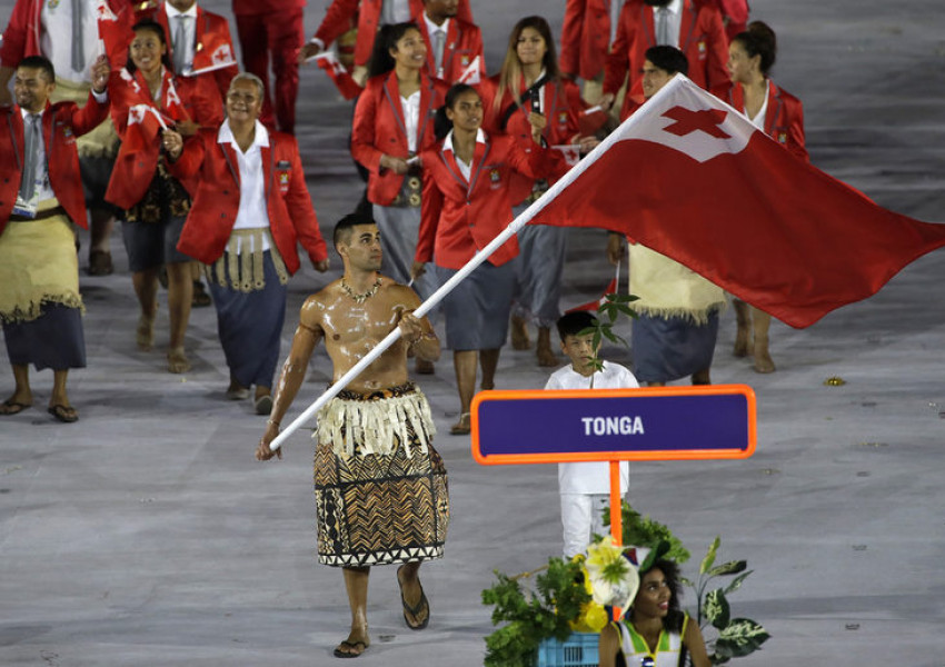 Веселякът от Тонга пак гол и с флаг 