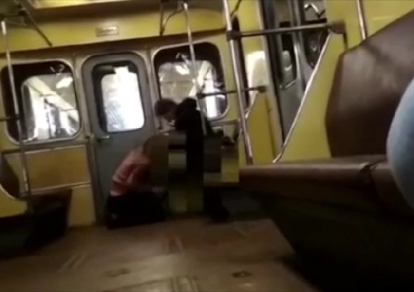 Двойка прави секс пред пътниците в движещ се влак (СНИМКИ 18+)
