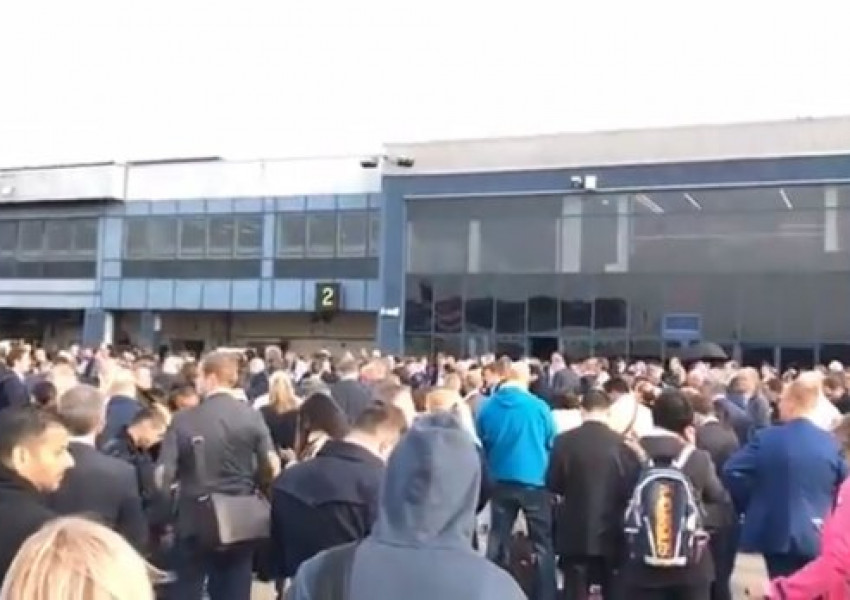 Хаос на летище "Станстед", пътници бяха евакуирани (СНИМКИ)