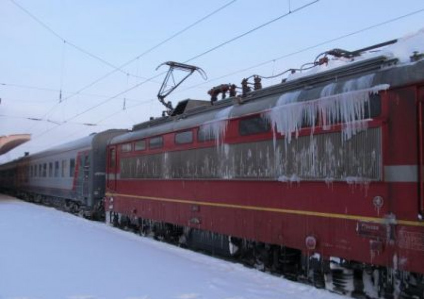 Локомотив се вряза във вагон с пътници на гара в Мездра
