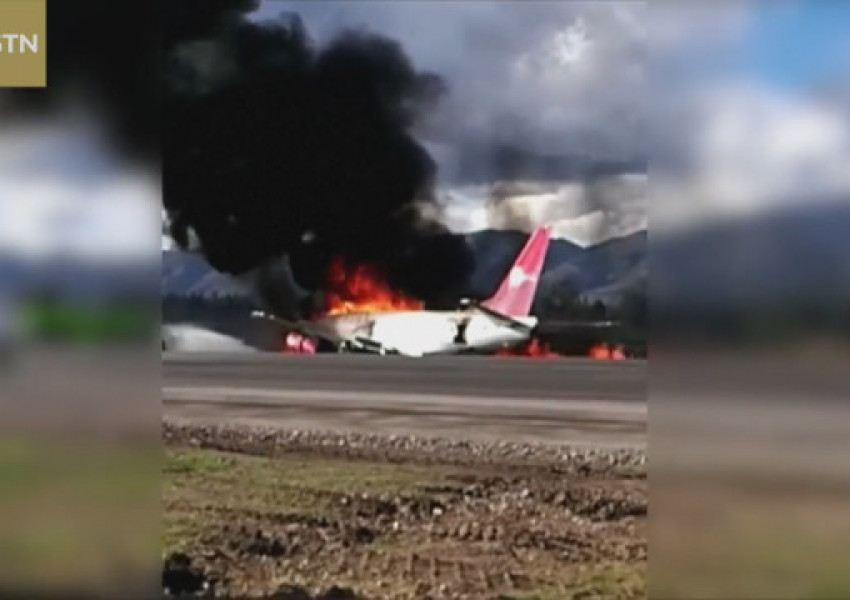 Пътнически самолет се запали във въздуха