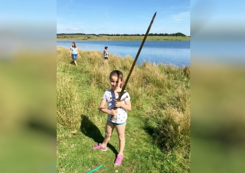 Момиче извади меч от езерото, където крал Артур е хвърлил Екскалибур (СНИМКА)