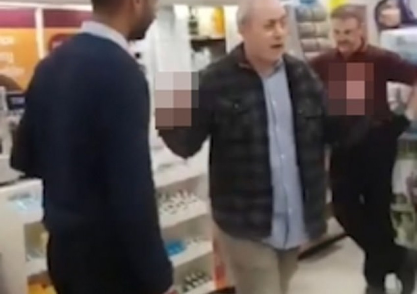 Клиент на Sainsbury’s изгонен заради расистки обиди