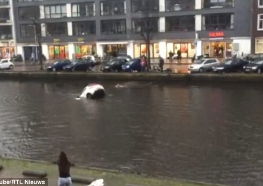 Минувачи спасиха майка и бебе от потъваща кола в канал в Амстердам (ВИДЕО)