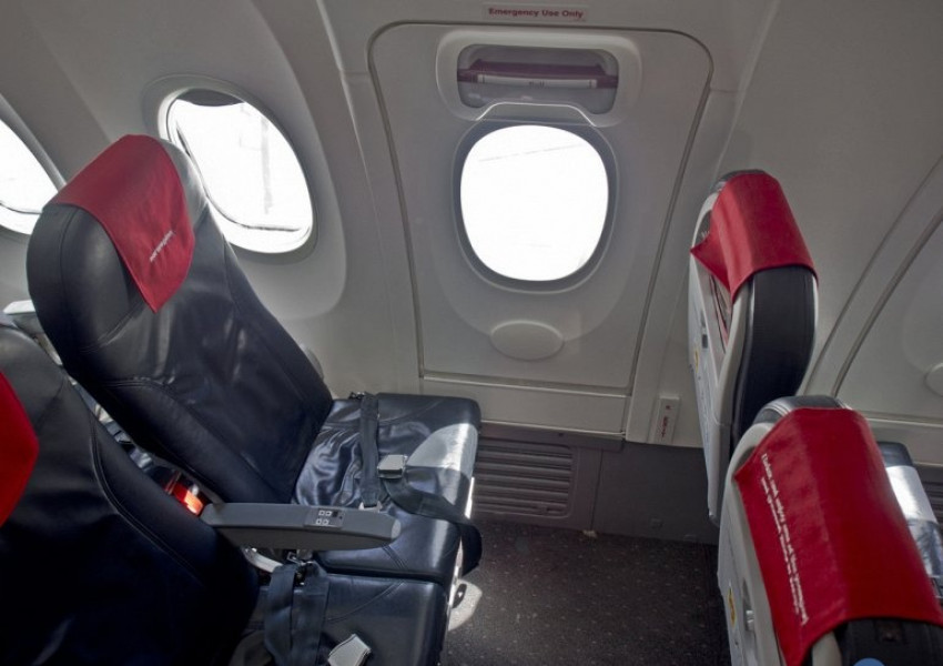 Младеж отвори аварийния люк на самолета, за да „проветри“ салона