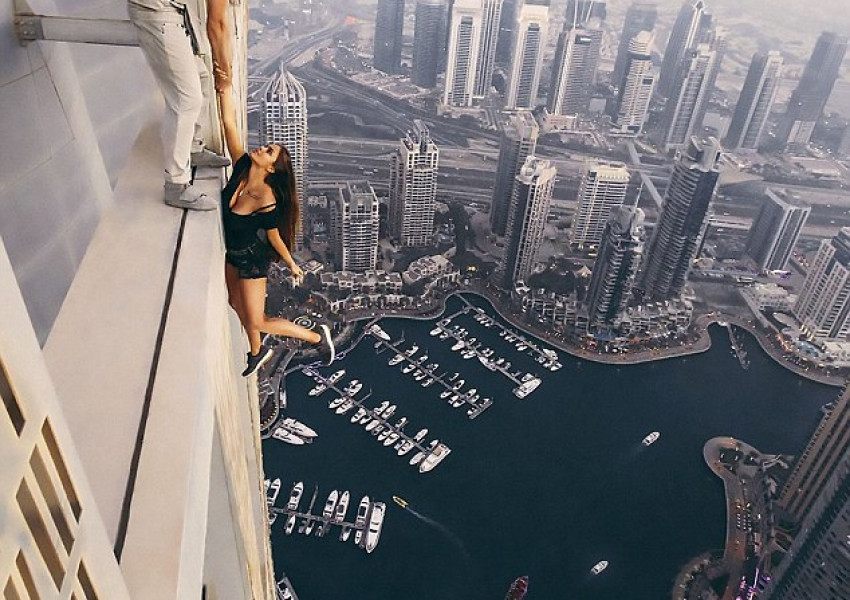 Красива моделка увисна от небостъргач в Дубай без предпазни средства (СНИМКИ)
