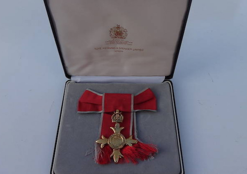 Откриха Орден на британската империя на сметище в Лондон (СНИМКИ)