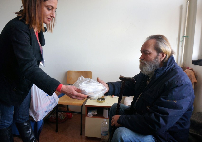 Десетки доброволци осигуриха празнична атмосфера за бездомните в София