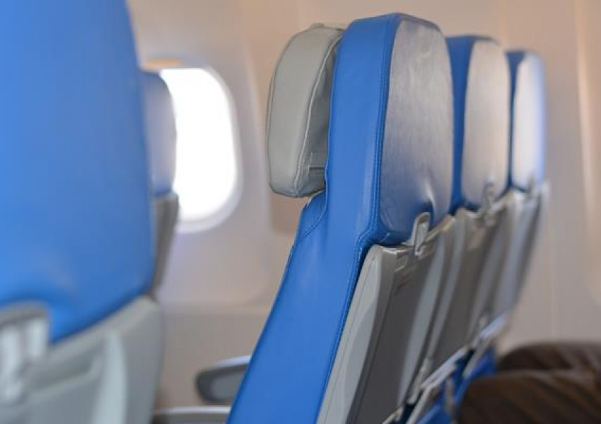 Как да пътуваме по-удобно на средната седалка на самолета