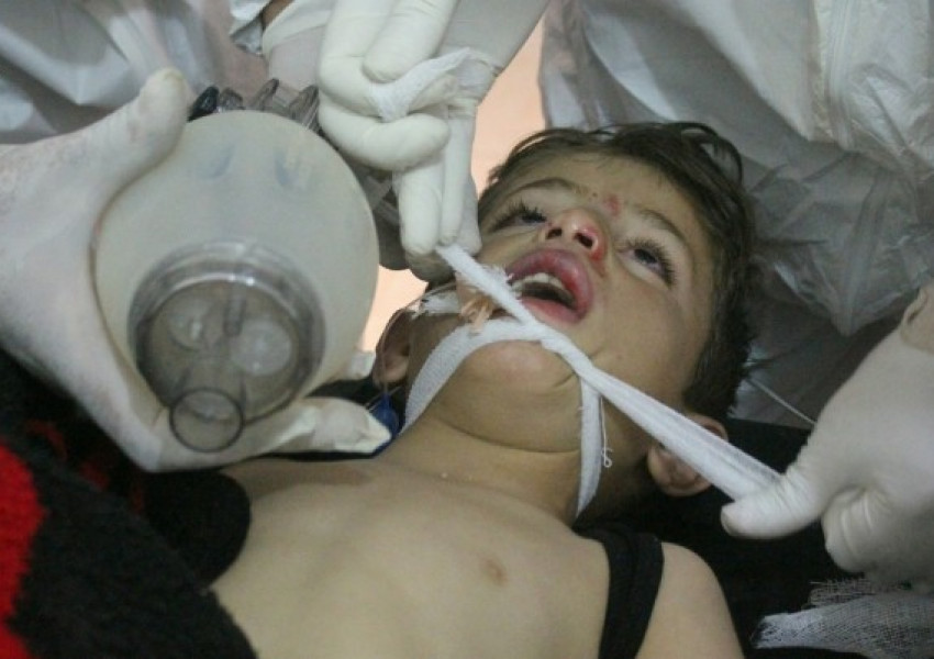 Химическа атака уби десетки в Сирия (СНИМКА 18+)
