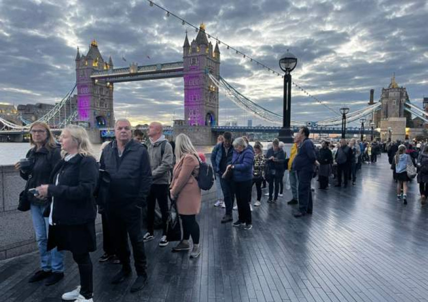 В Лондон се извива 8 километрова опашка от милиони чакащи за да се поклонят пред ковчега на Елизабет Втора