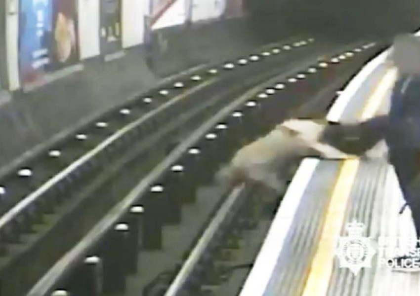 Ужасяващият момент, в който непознат бута човек на релсите на метрото (СНИМКИ+ВИДЕО)