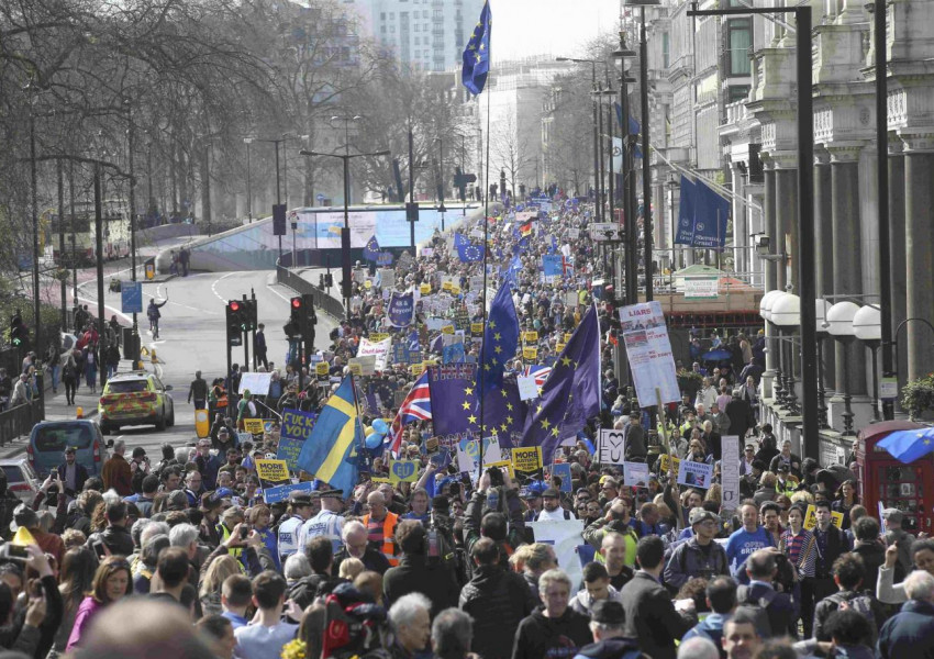 Хиляди на протест срещу „Брекзит“ в Лондон (СНИМКИ)