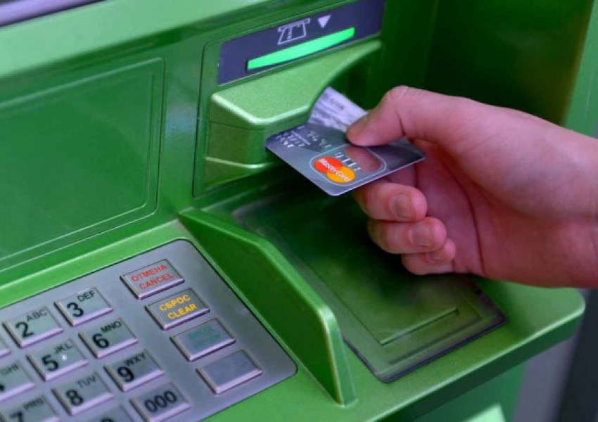 Затвор за българин, източвал пари от банкомати с фалшиви карти във Франция