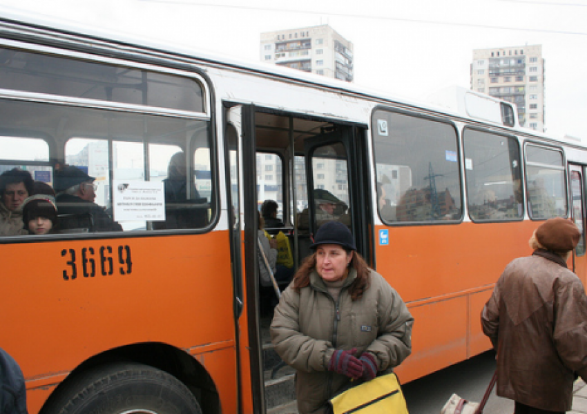 Стреляха по препълнен автобус в центъра на София