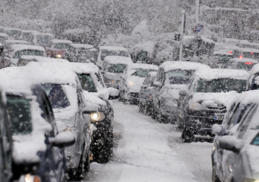 Снежна буря блокира хиляди коли на магистрала в Испания