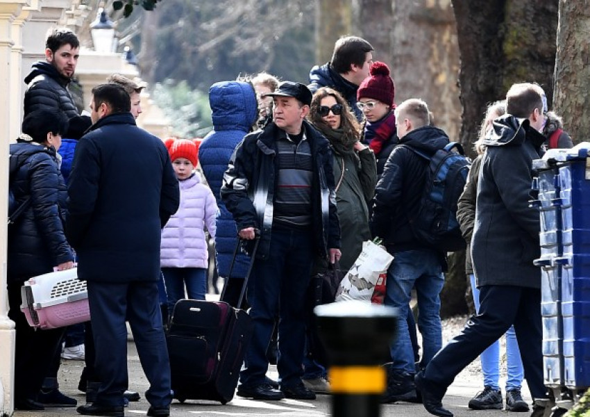 Изгонените руски дипломати напуснаха посолството в Лондон