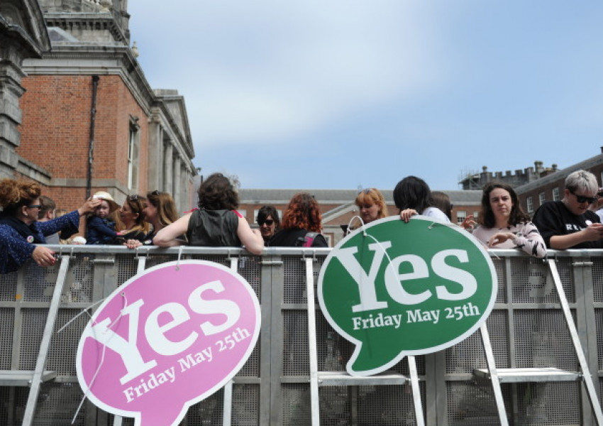 Депутати зоват Мей да позволи референдум за абортите в Северна Ирландия
