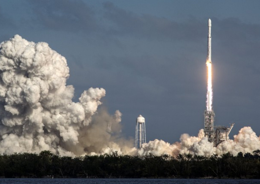 SpaceX изпрати на МКС изкуствен интелект, кафе и мишки