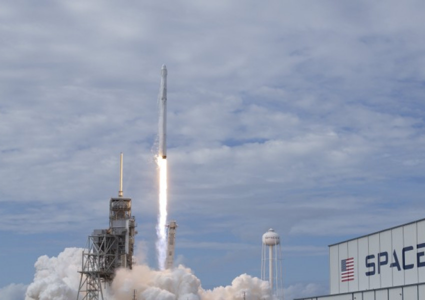 SpaceX обяви план да изпрати първия турист до Луната