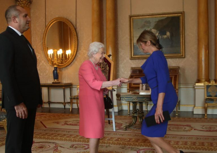 В кралско синьо за среща с кралицата: Деси Радева се запозна с Елизабет II (СНИМКИ)
