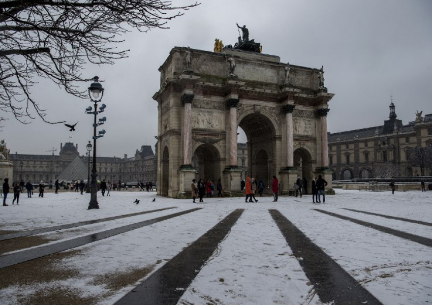 Сняг блокира Париж
