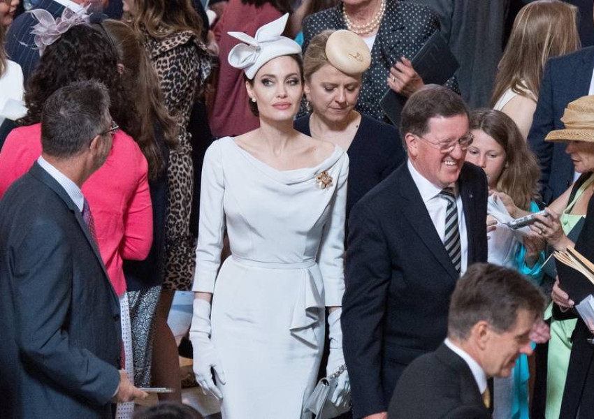 Като истинска принцеса! Анджелина Джоли показа стил на служба на кралицата в "Сейнт Пол" (СНИМКИ)