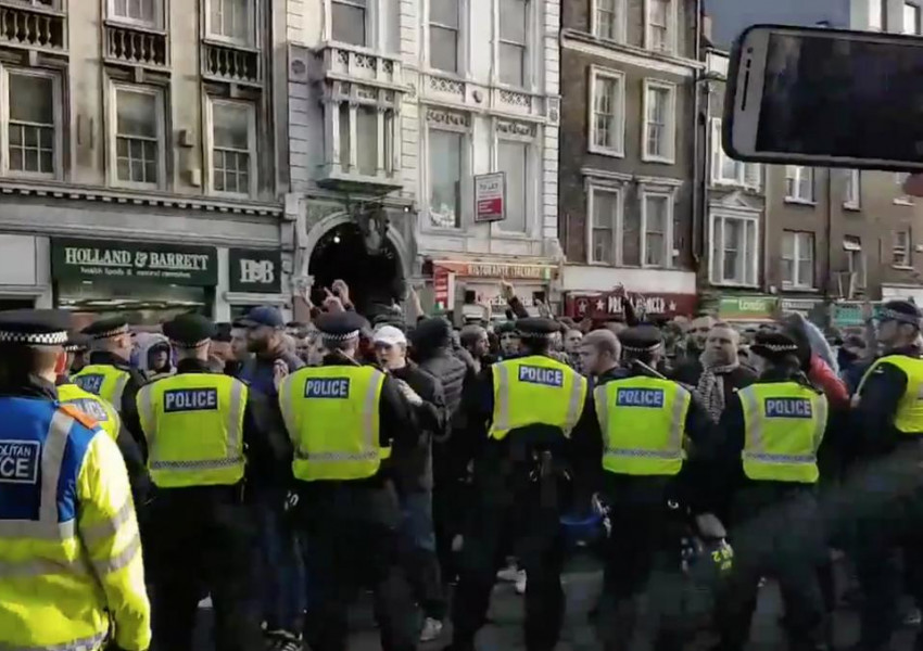 Грозни сцени в централен Лондон, масово меле между полицаи и фенове (ВИДЕО)