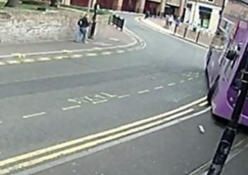 Вижте шокиращия момент, в който автобус удря човек (ВИДЕО)